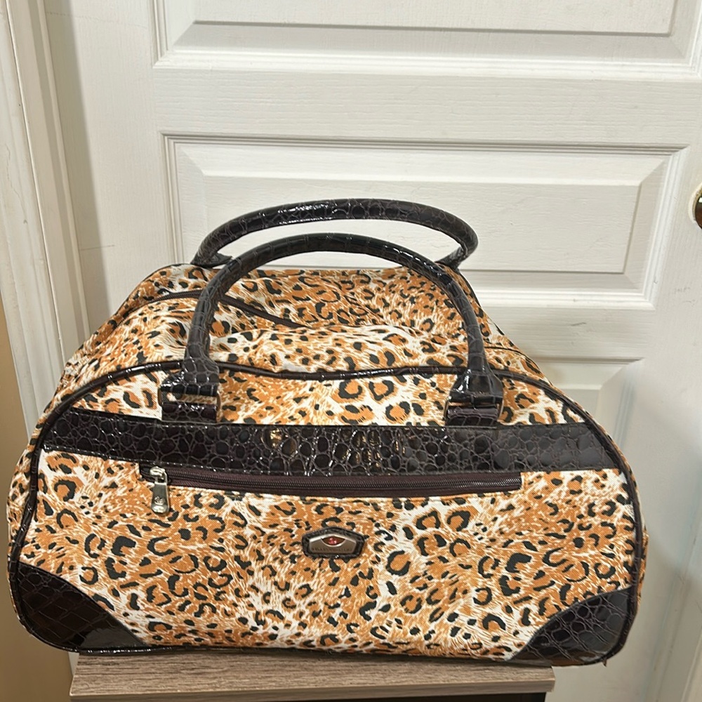 GLORIA VANDERBILT carry on WEEKEND ROLLING BAG LEOPARD PRINT